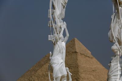 Giza Pyramids, a backdrop for 'Forever Is Now' contemporary art exhibition in EgyptGiza Pyramids, a backdrop for 'Forever Is Now' contemporary art exhibition in Egypt-stock-foto