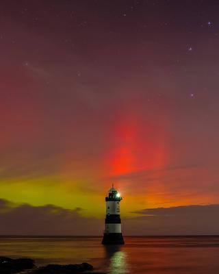 Northern Lights shine over Penmon Lighthouse-stock-foto
