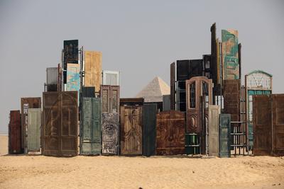 Giza Pyramids, a backdrop for 'Forever Is Now' contemporary art exhibition in EgyptGiza Pyramids, a backdrop for 'Forever Is Now' contemporary art exhibition in Egypt-stock-foto