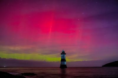 Northern Lights shine over Penmon Lighthouse-stock-foto
