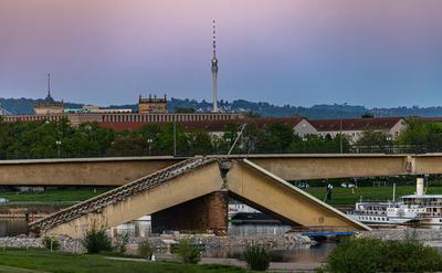 Collapsed Carola Bridge Dresden, Germany, 27th Apr 2025: The collapsed Carola Bridge seen from K?nigsufer in the evening-stock-foto