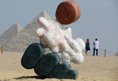 Giza Pyramids, a backdrop for 'Forever Is Now' contemporary art exhibition in EgyptGiza Pyramids, a backdrop for 'Forever Is Now' contemporary art exhibition in Egypt-stock-foto