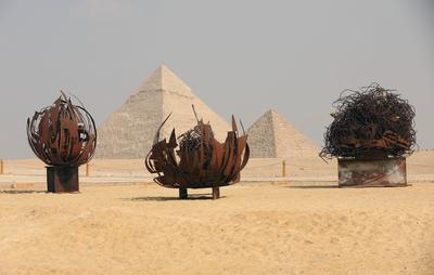 Giza Pyramids, a backdrop for 'Forever Is Now' contemporary art exhibition in EgyptGiza Pyramids, a backdrop for 'Forever Is Now' contemporary art exhibition in Egypt-stock-foto