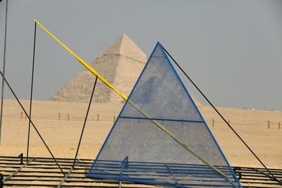 Giza Pyramids, a backdrop for 'Forever Is Now' contemporary art exhibition in EgyptGiza Pyramids, a backdrop for 'Forever Is Now' contemporary art exhibition in Egypt-stock-foto