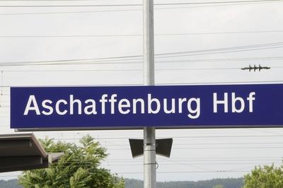 Bildnummer: 53261846  Datum: 13.08.2009  Copyright: imago/LindenthalerAschaffenburg 12.08.09  Bahnhof        Bahnhof kbdig xng  2009 quer   o0 Schild, Schriftzug, HauptbahnhofBildnummer 53261846 Date 13 08 2009 Copyright Imago Linden Thaler Aschaffenburg 12 08 09 Station Station Kbdig xng 2009 horizontal o0 Shield emblem Central Station-stock-foto