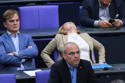 Berlin, Deutschland, 11.04.2024: Deutscher Bundestag: 163. Bundestagssitzung: Beatrix von Storch lehnt sich weit zur?ck-stock-foto