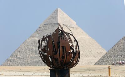 Giza Pyramids, a backdrop for 'Forever Is Now' contemporary art exhibition in EgyptGiza Pyramids, a backdrop for 'Forever Is Now' contemporary art exhibition in Egypt-stock-foto