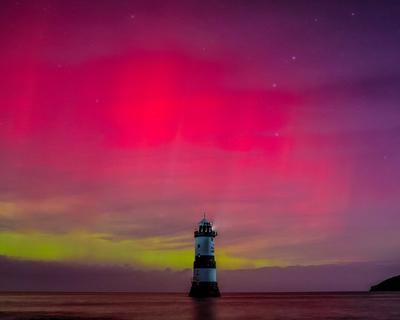 Northern Lights shine over Penmon Lighthouse-stock-foto