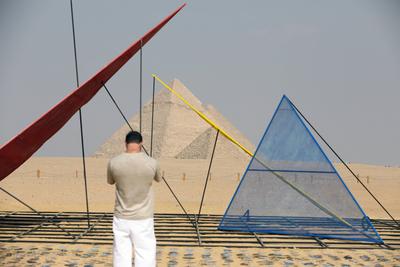 Giza Pyramids, a backdrop for 'Forever Is Now' contemporary art exhibition in EgyptGiza Pyramids, a backdrop for 'Forever Is Now' contemporary art exhibition in Egypt-stock-foto