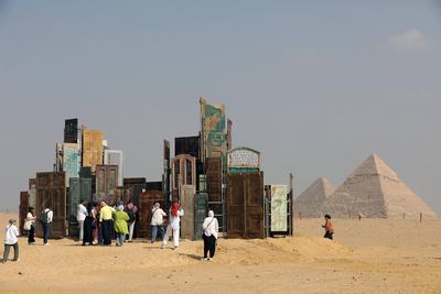 Giza Pyramids, a backdrop for 'Forever Is Now' contemporary art exhibition in EgyptGiza Pyramids, a backdrop for 'Forever Is Now' contemporary art exhibition in Egypt-stock-foto