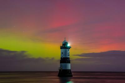 Northern Lights shine over Penmon Lighthouse-stock-foto