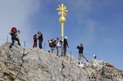 Unwetter auf Zugspitze: Teenager von Blitz getroffen Ð tot! ARCHVFOTO; Zugspitzgipfel,Gipfel,Zugspitze,im Sommer,Alpen,R-stock-foto