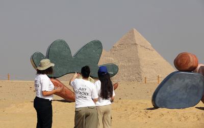 Giza Pyramids, a backdrop for 'Forever Is Now' contemporary art exhibition in EgyptGiza Pyramids, a backdrop for 'Forever Is Now' contemporary art exhibition in Egypt-stock-foto