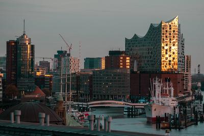 Deutschland, Hamburg, Abendhimmel, goldene Stunde, Sonnenuntergang, Elbphilharmonie, HafenCity, Skyline, Architektur, Wa-stock-foto