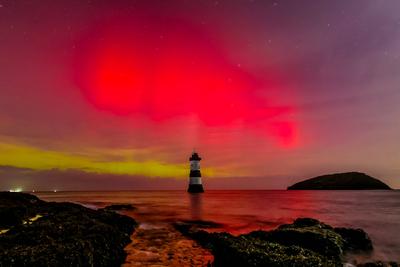 Northern Lights shine over Penmon Lighthouse-stock-foto