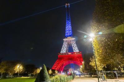 The Eiffel Tower lights up in the colors of the French flag-stock-foto