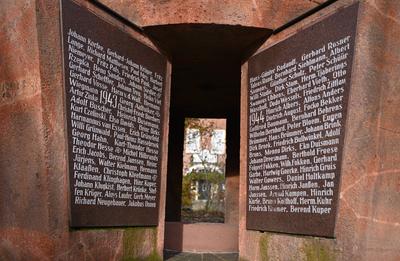 Der Name des Kriegsverbrechers Jakobus Onnen steht auf dem Denkmal in Weener.-stock-foto