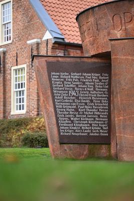 Der Name des Kriegsverbrechers Jakobus Onnen steht auf dem Denkmal in Weener.-stock-foto