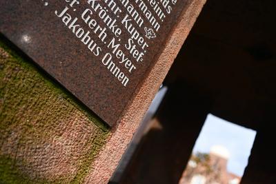 Der Name des Kriegsverbrechers Jakobus Onnen steht auf dem Denkmal in Weener.-stock-foto
