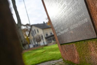 Der Name des Kriegsverbrechers Jakobus Onnen steht auf dem Denkmal in Weener.-stock-foto
