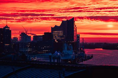 Deutschland, Morgenhimmel, lila Wolken, orange Wolken, Morgenstimmung, Sonnenaufgang, Morgenrot, D?mmerung, Elbphilharmo-stock-foto