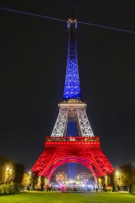 The Eiffel Tower lights up in the colors of the French flag-stock-foto