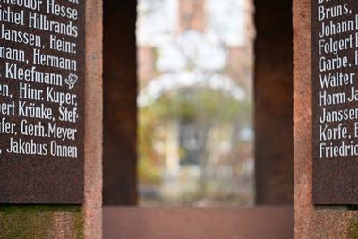 Der Name des Kriegsverbrechers Jakobus Onnen steht auf dem Denkmal in Weener.-stock-foto