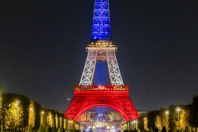 The Eiffel Tower lights up in the colors of the French flag-stock-foto