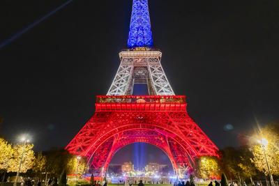 The Eiffel Tower lights up in the colors of the French flag-stock-foto