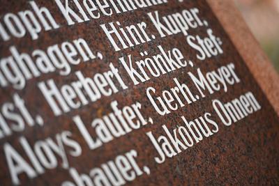 Der Name des Kriegsverbrechers Jakobus Onnen steht auf dem Denkmal in Weener.-stock-foto
