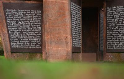 Der Name des Kriegsverbrechers Jakobus Onnen steht auf dem Denkmal in Weener.-stock-foto