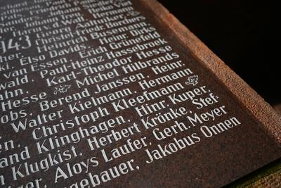 Der Name des Kriegsverbrechers Jakobus Onnen steht auf dem Denkmal in Weener.-stock-foto