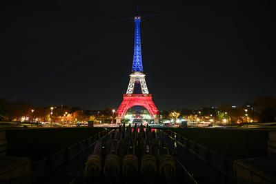 EUROPE-ATTACKS/FRANCE-ANNIVERSARY The Eiffel Tower lit up in the colours of the French flag, 12 November 2025-stock-foto