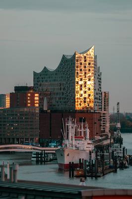 Deutschland, Hamburg, Abendhimmel, goldene Stunde, Sonnenuntergang, Elbphilharmonie, HafenCity, Skyline, Architektur, Wa-stock-foto
