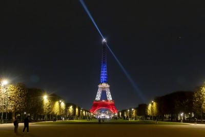 The Eiffel Tower lights up in the colors of the French flag-stock-foto