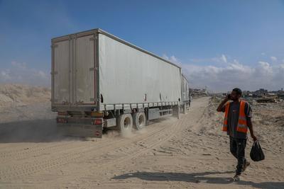 Trucks carrying commercial goods entered the Zikim crossing in northern Gaza for the first time since-stock-foto
