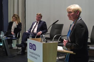 Diskussion zur neuen Friedensdenkschrift der EKD-stock-foto