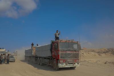 Trucks carrying commercial goods entered the Zikim crossing in northern Gaza for the first time since-stock-foto