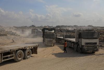 Trucks carrying commercial goods entered the Zikim crossing in northern Gaza for the first time since-stock-foto