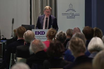 Diskussion zur neuen Friedensdenkschrift der EKD-stock-foto