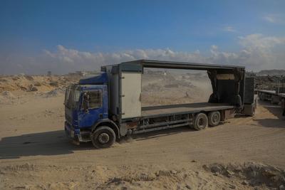 Trucks carrying commercial goods entered the Zikim crossing in northern Gaza for the first time since-stock-foto