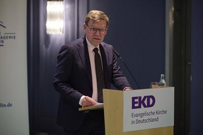 Diskussion zur neuen Friedensdenkschrift der EKD-stock-foto