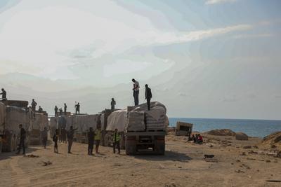 Trucks carrying commercial goods entered the Zikim crossing in northern Gaza for the first time since-stock-foto