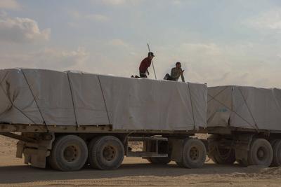 Trucks carrying commercial goods entered the Zikim crossing in northern Gaza for the first time since-stock-foto