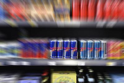 Wischbild Verkaufsregal Red Bull Dosen, Schweiz, 18.02.2023 *** Wiping picture sales shelf Red Bull cans, Switzerland, 1-stock-foto