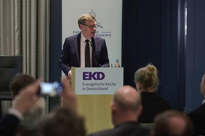 Diskussion zur neuen Friedensdenkschrift der EKD-stock-foto