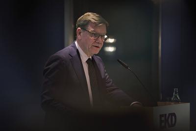 Diskussion zur neuen Friedensdenkschrift der EKD-stock-foto