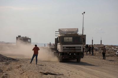 Trucks carrying commercial goods entered the Zikim crossing in northern Gaza for the first time since-stock-foto
