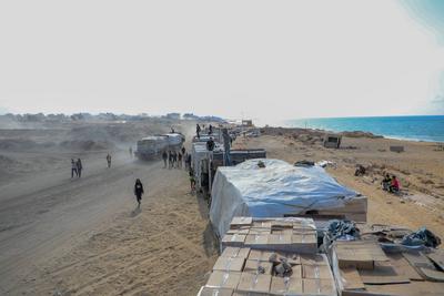 Trucks carrying commercial goods entered the Zikim crossing in northern Gaza for the first time since-stock-foto