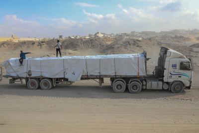 Trucks carrying commercial goods entered the Zikim crossing in northern Gaza for the first time since-stock-foto